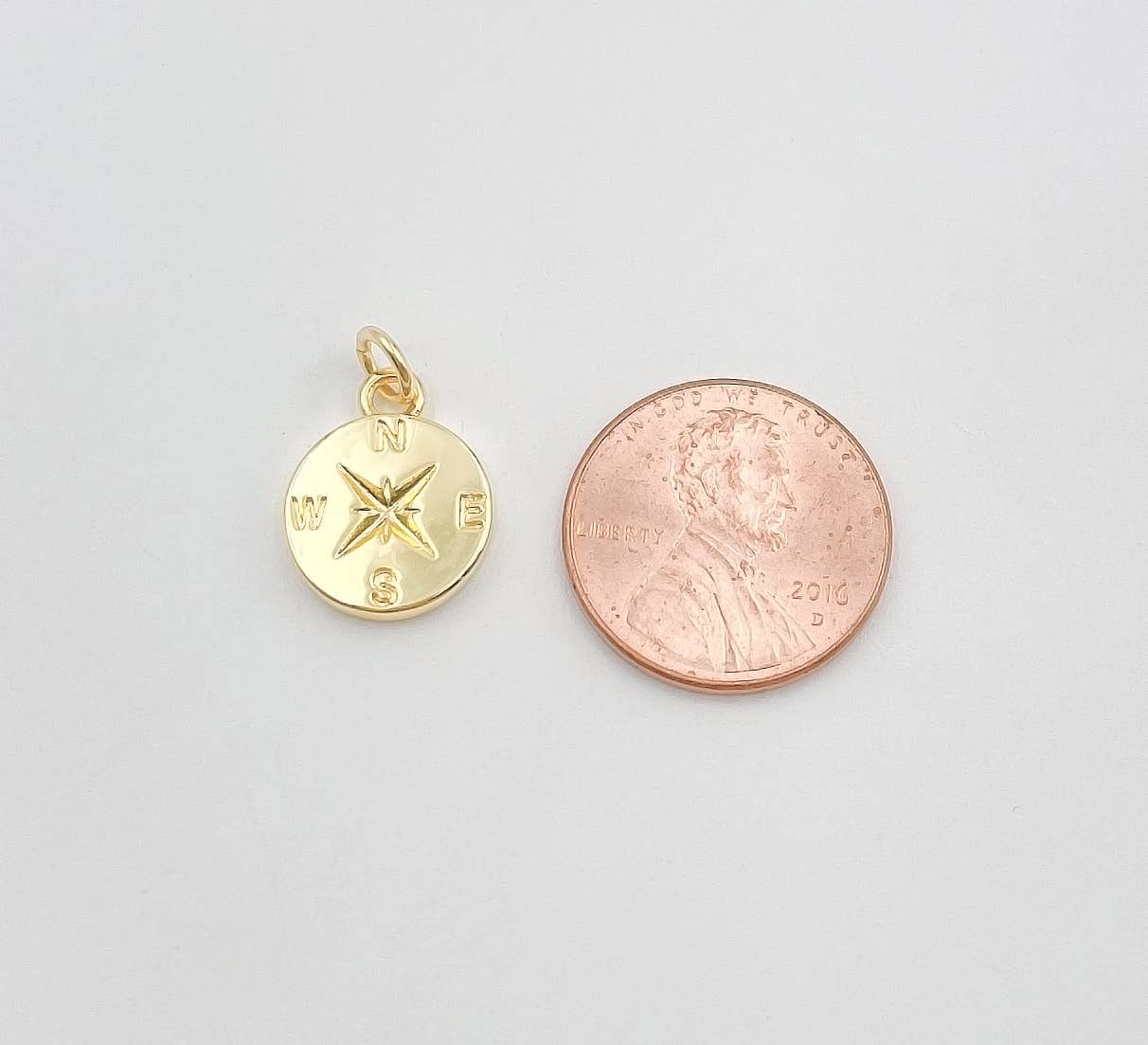 Okrogli obesek s kompasom • 18k Gold Filled