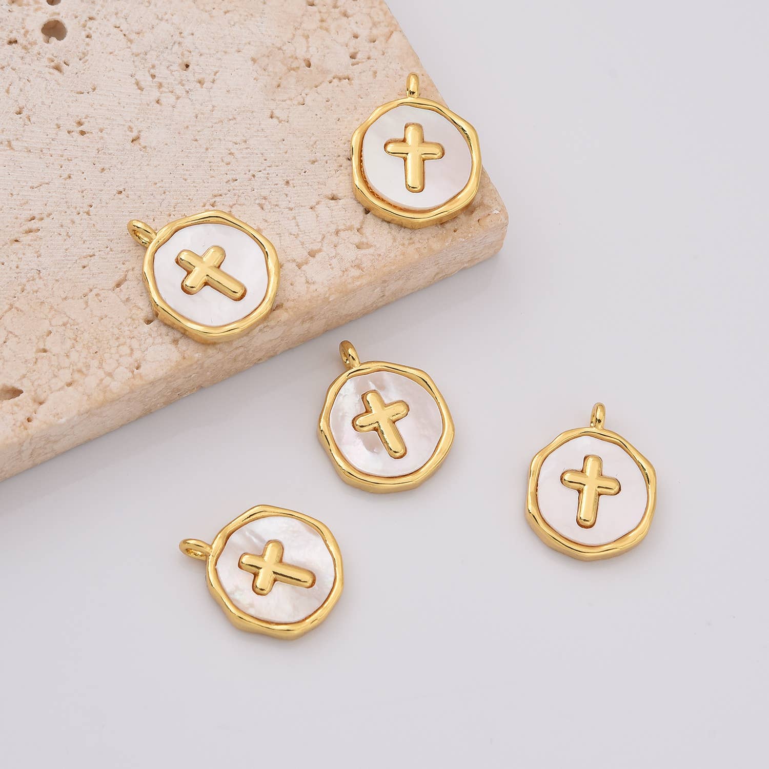 Križ z bisernim vložkom • 18k Gold Filled